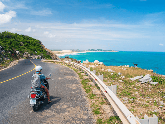 For adventurous travelers, motorbike rental offers an incredible way to experience Lang Co's natural beauty (Source: Freepik)